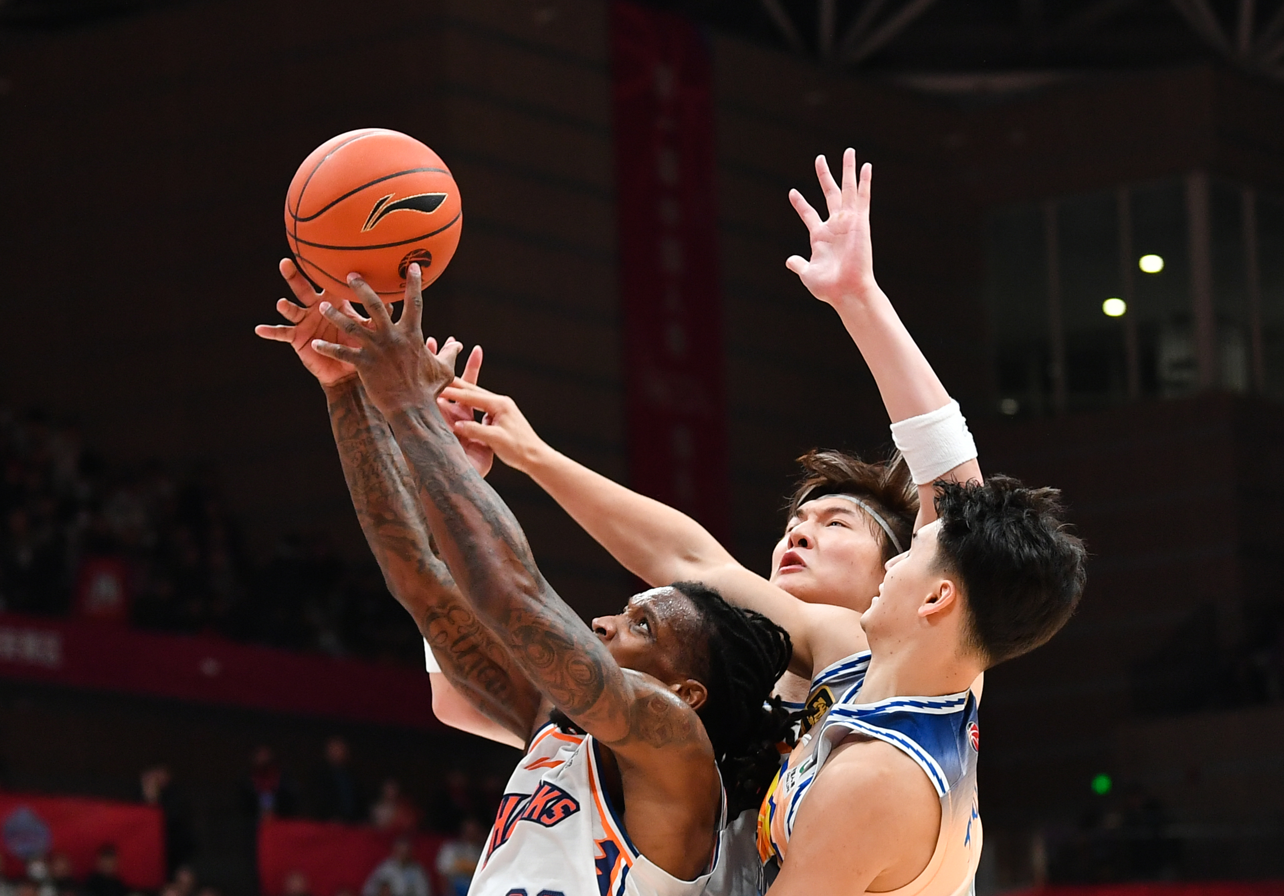 九游体育官方入口-包含上海男篮不敌对手,遭遇不利局面的词条