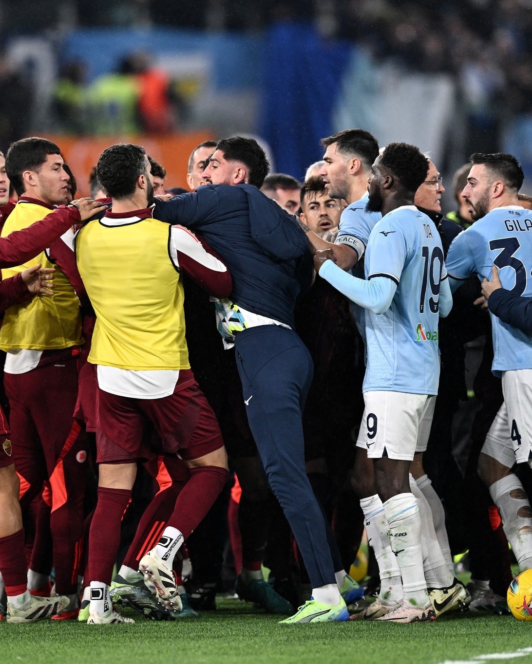 双方球队火爆对决,精彩绝伦场面让人惊叹 双方球队火爆对决,精彩绝伦场面让人惊叹