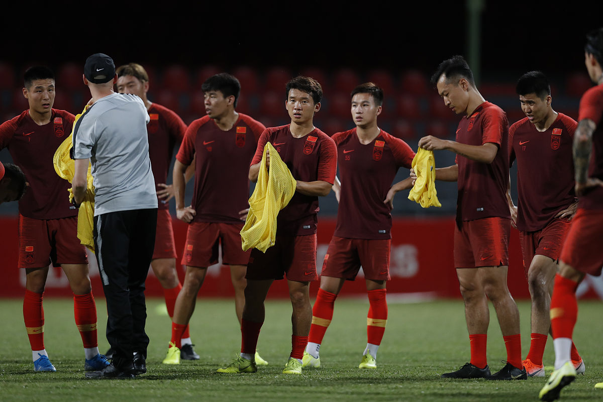 比赛中球队战胜老对手，展现实力与决心