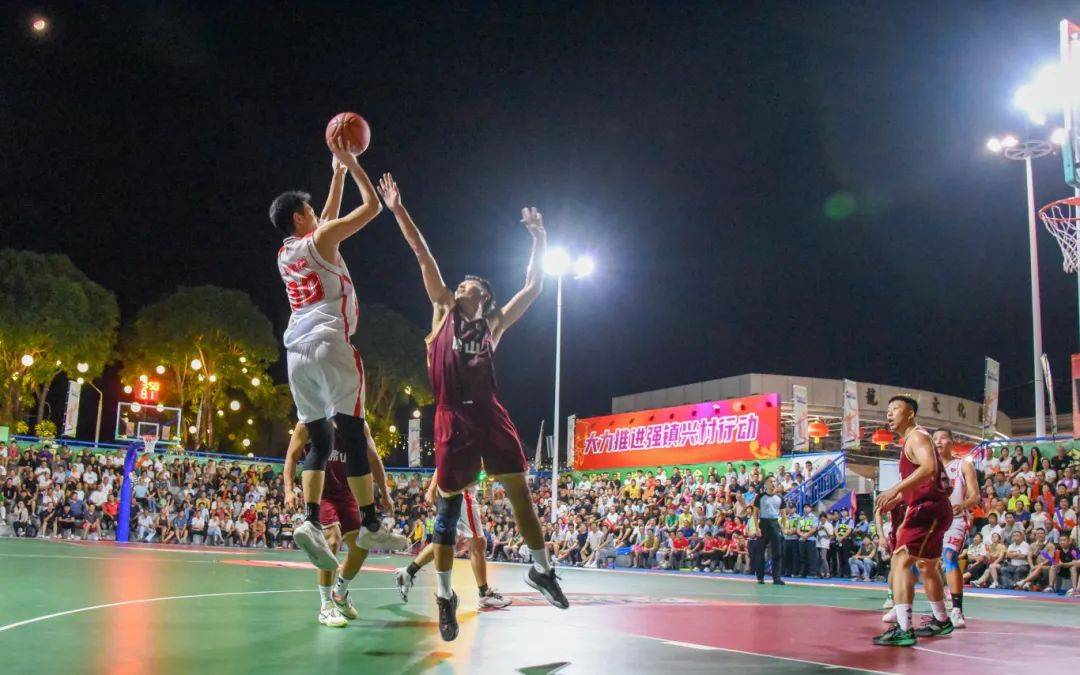 九游APP-关于顽强拼搏!双方球队在赛场上拚尽全力争胜的信息