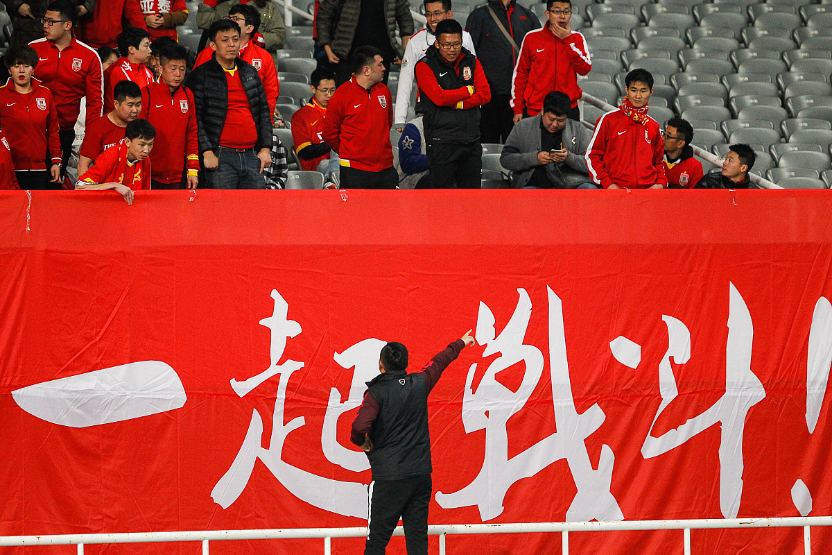 关于顽强拼搏!双方球队在赛场上拚尽全力争胜的信息 关于顽强拼搏!双方球队在赛场上拚尽全力争胜的信息