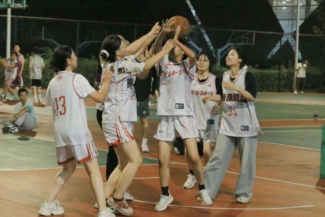 九游娱乐网站-球场上激战连连,篮球比赛精彩纷呈