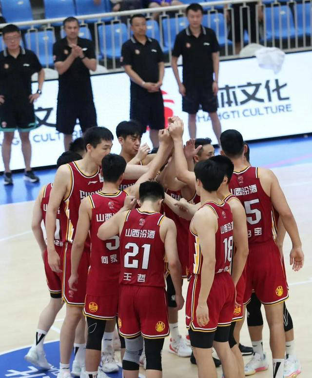 球场上激战连连,篮球比赛精彩纷呈 球场上激战连连,篮球比赛精彩纷呈