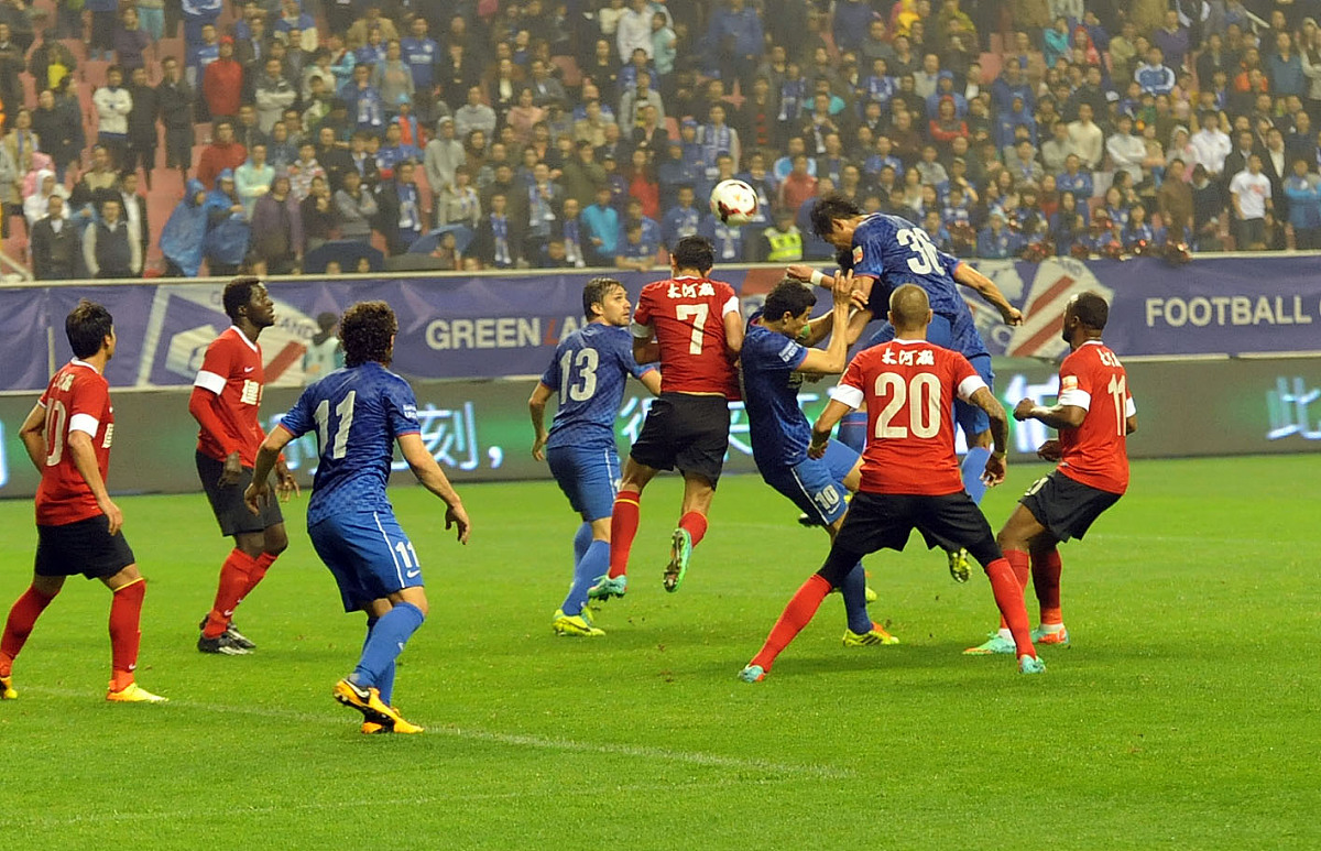 比赛激烈:希腊队对阵奥地利队 比赛激烈:希腊队对阵奥地利队