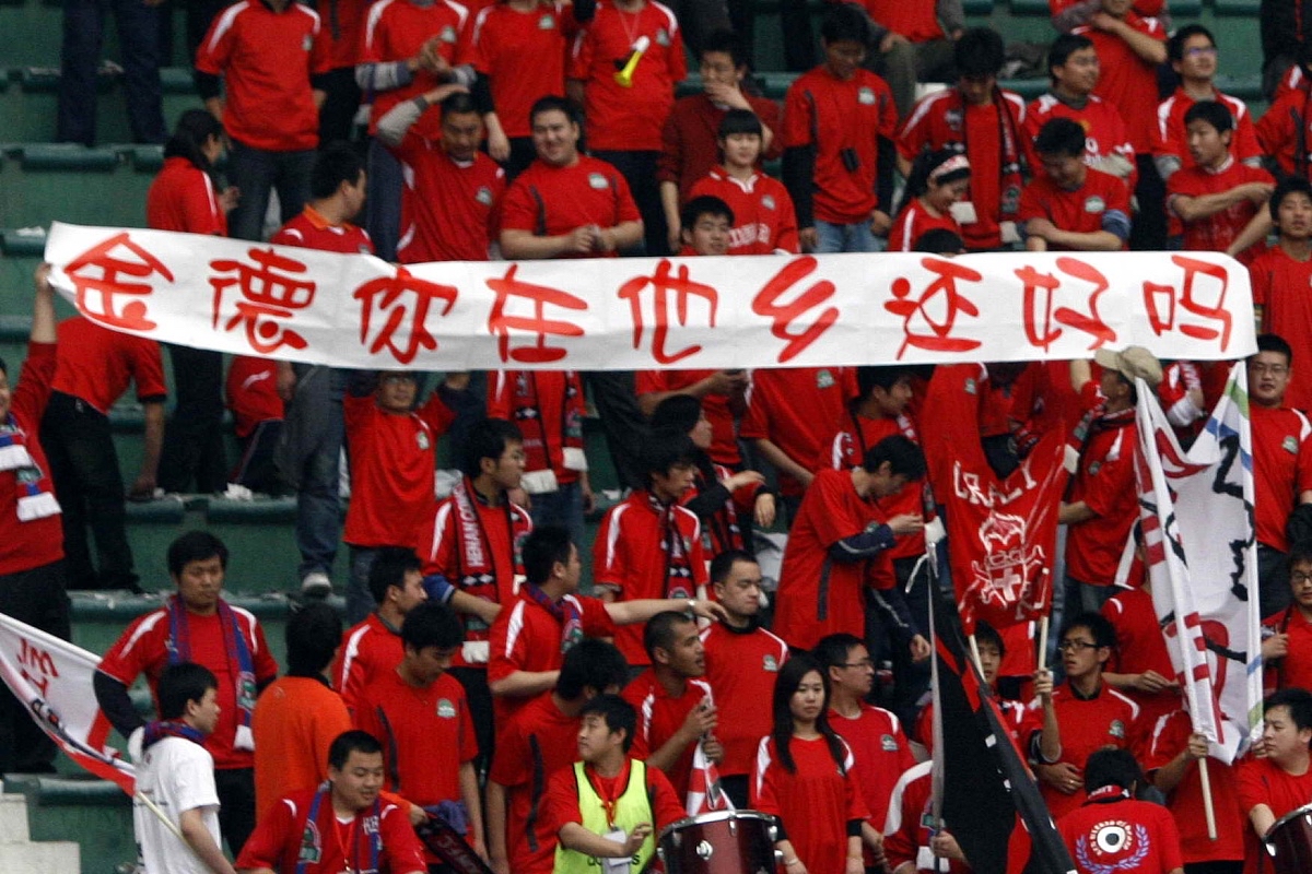 九游娱乐网页-包含足球赛场上刹那间绝杀，球队士气大振的词条