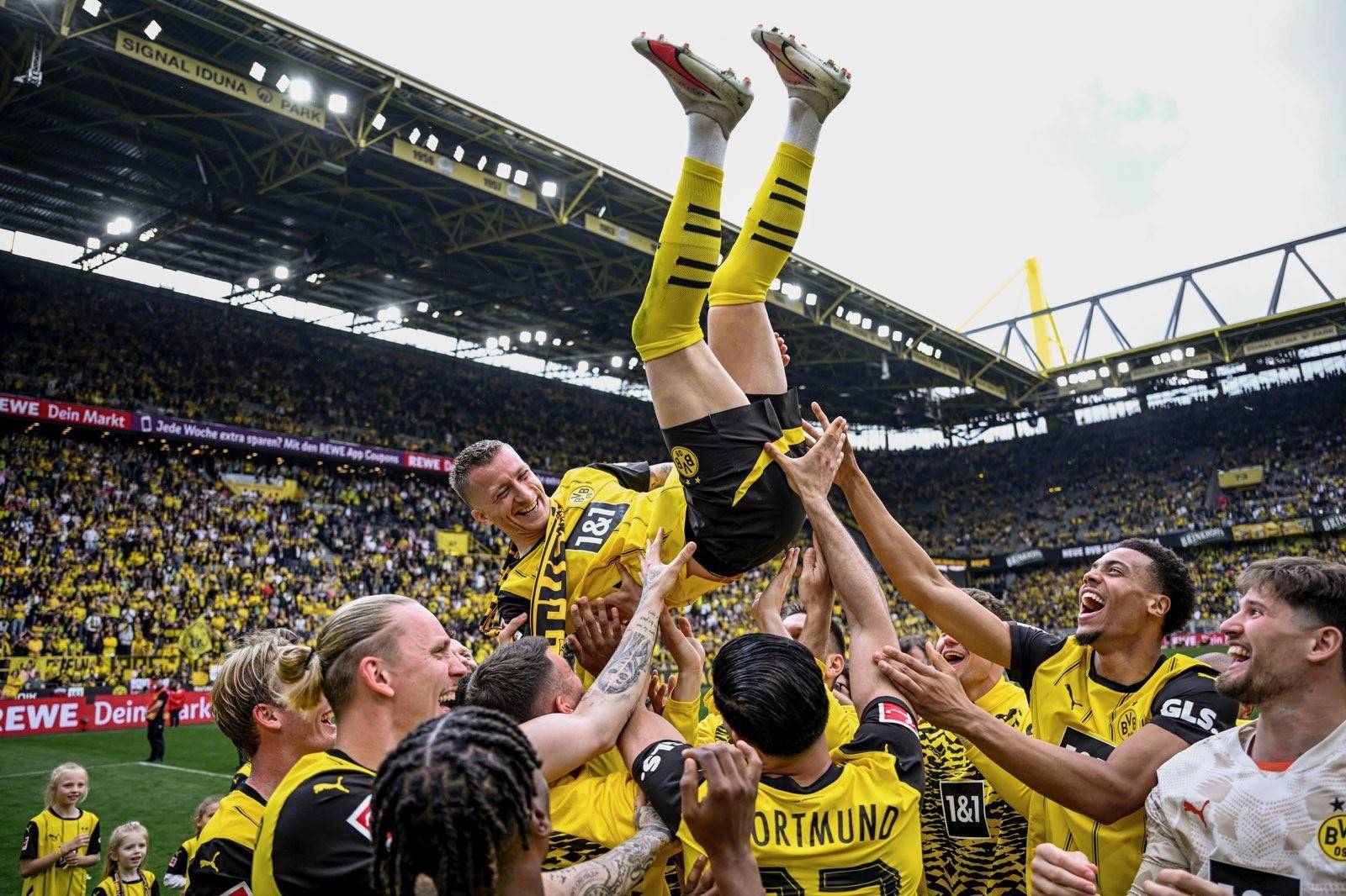 关于多特蒙德主帅表示球队士气高涨，期待下一场胜利的信息