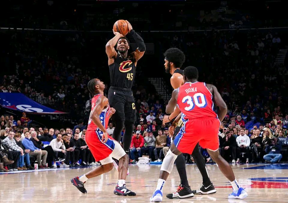 防守型中场关键抢断助球队获胜 防守型中场关键抢断助球队获胜