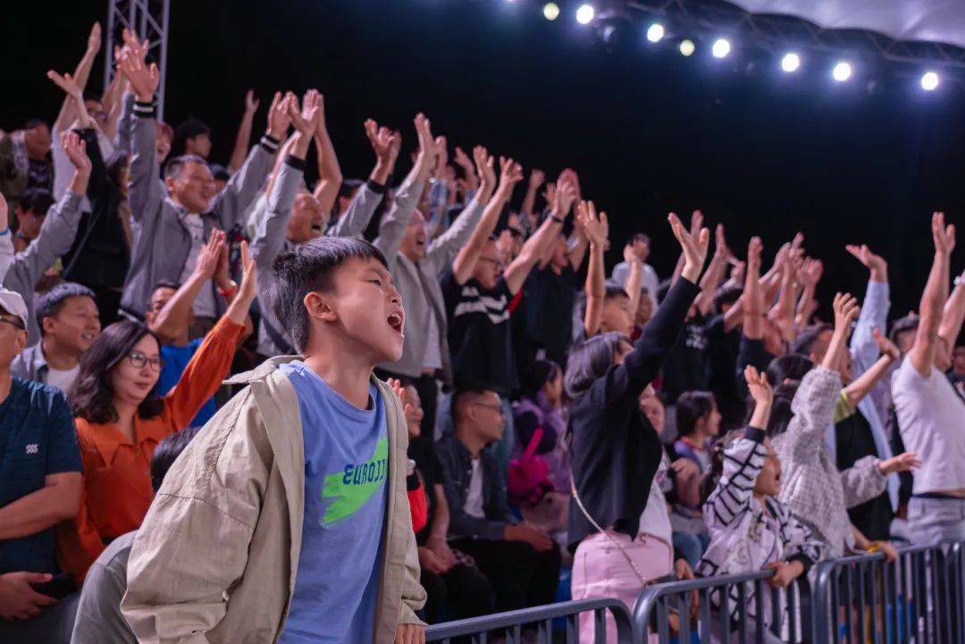 NBA明星选手为现场球迷精彩表演,拼尽全力助阵 NBA明星选手为现场球迷精彩表演,拼尽全力助阵