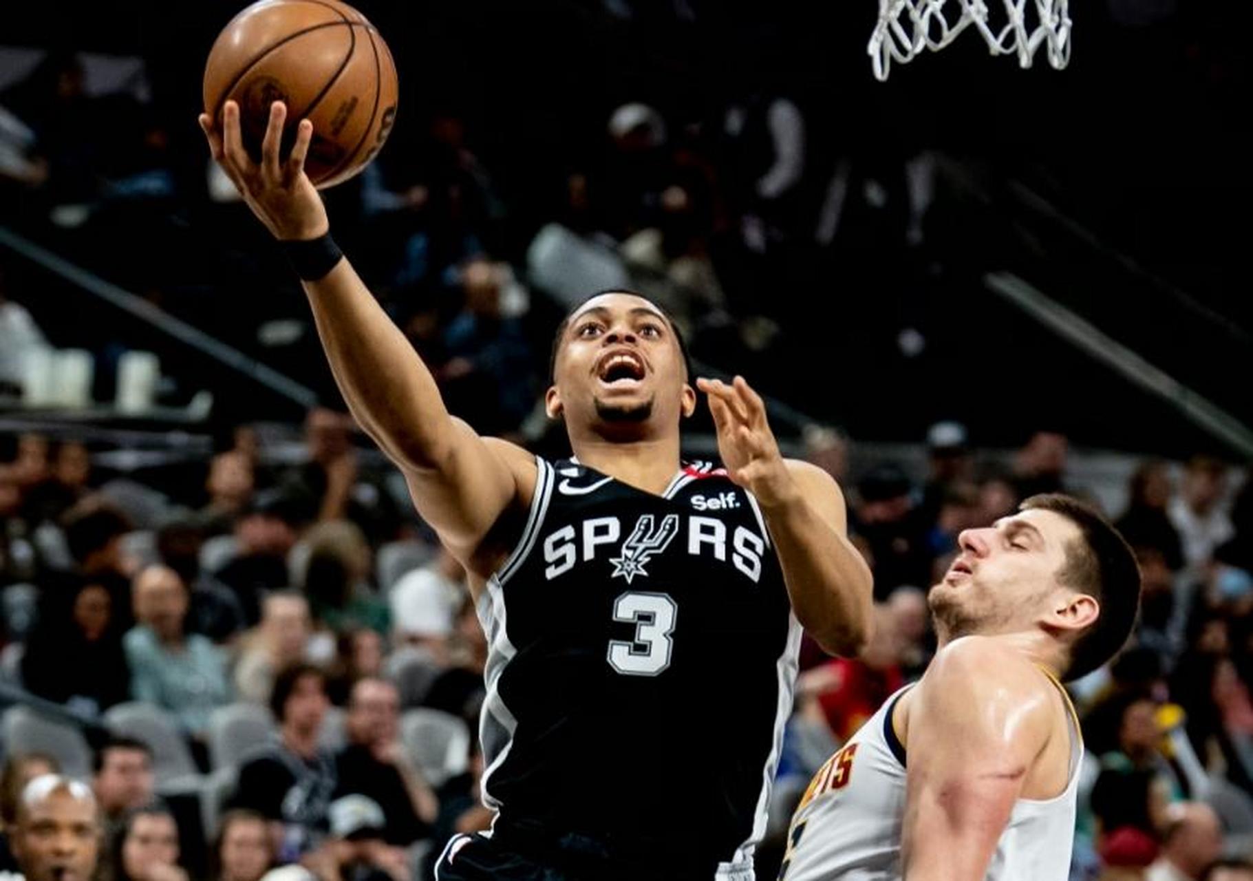 马刺队主场失利,主教练不满球队表现 马刺队主场失利,主教练不满球队表现