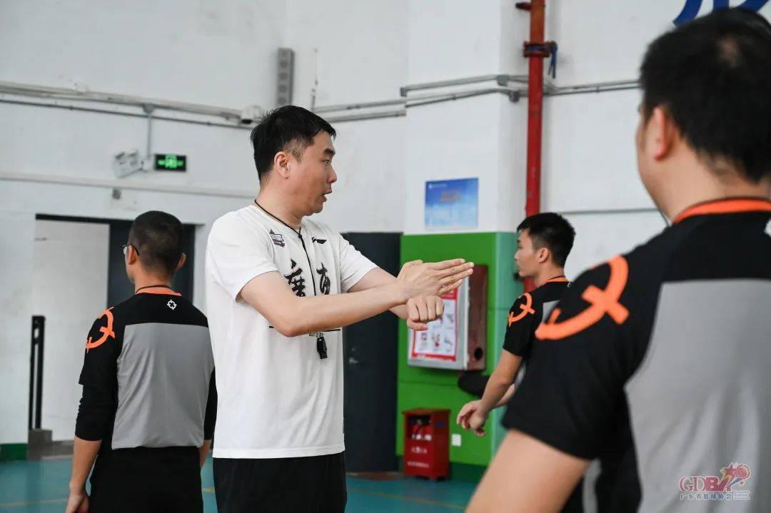 九游体育直播-篮球裁判培训班举办,新一届裁判员接受专业训练的简单介绍