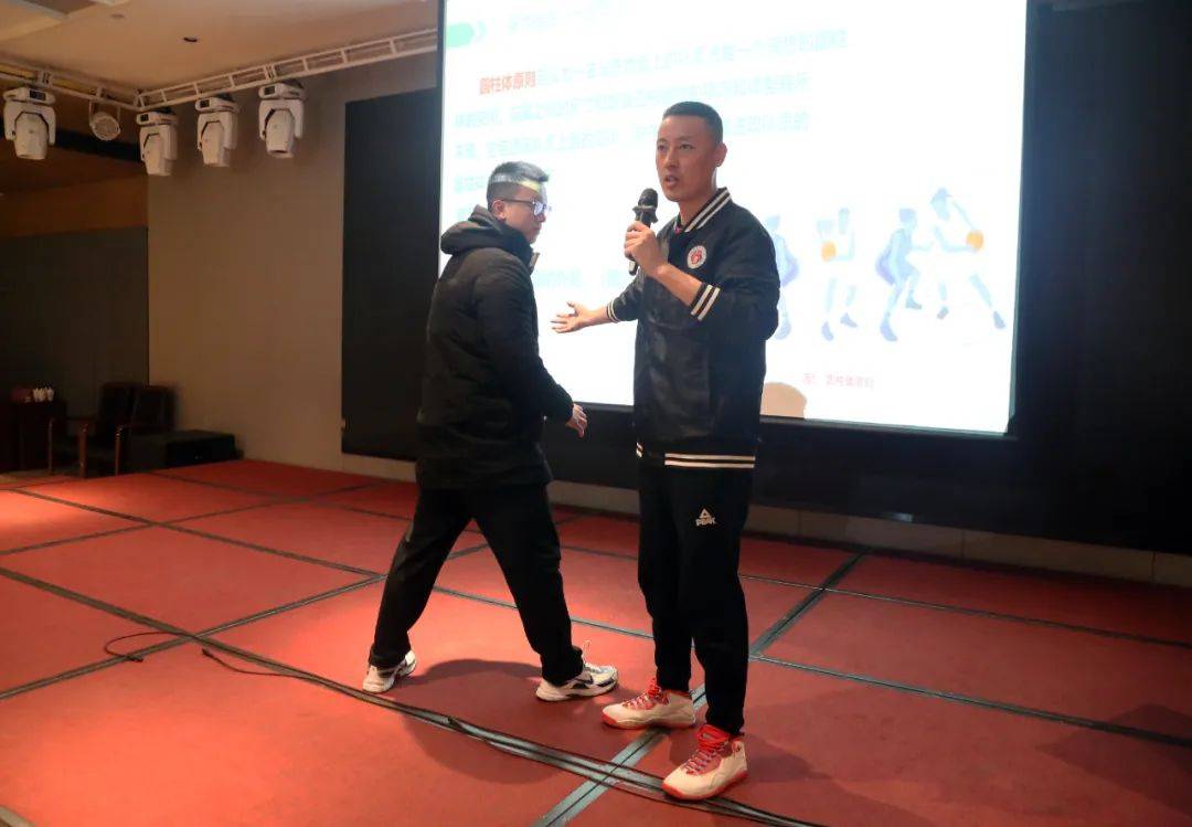 篮球裁判培训班举办,新一届裁判员接受专业训练的简单介绍 篮球裁判培训班举办,新一届裁判员接受专业训练的简单介绍