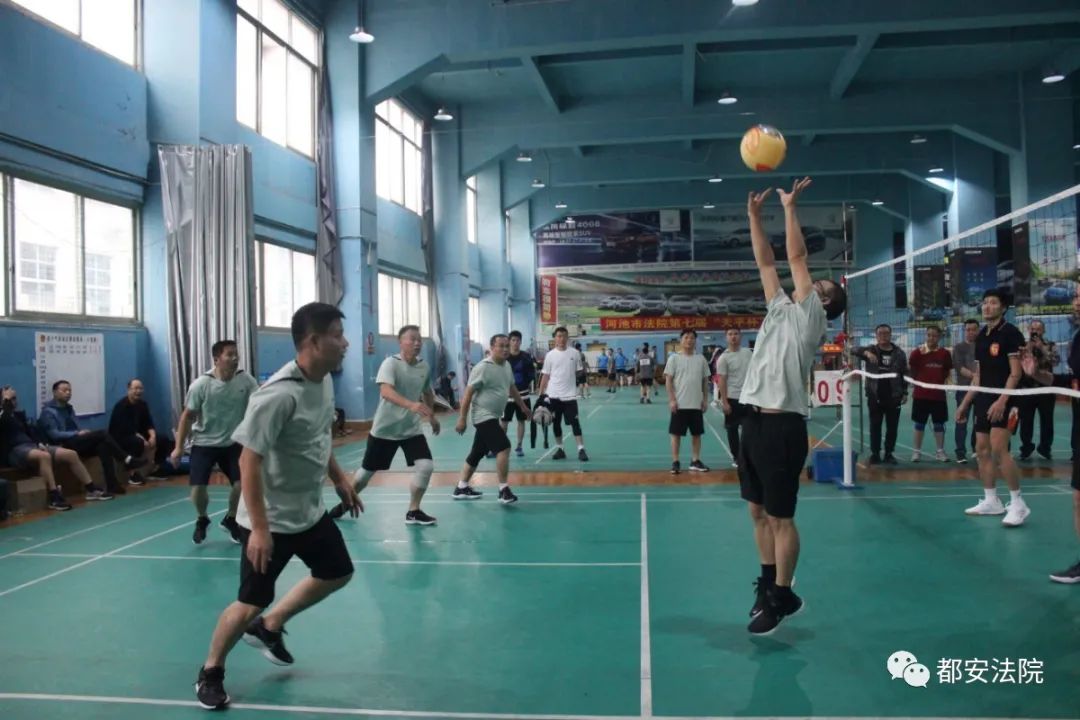 法国篮球职业联赛赛场上演，球队奋勇争先