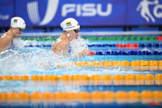 立陶宛游泳选手一路领先，勇夺金牌