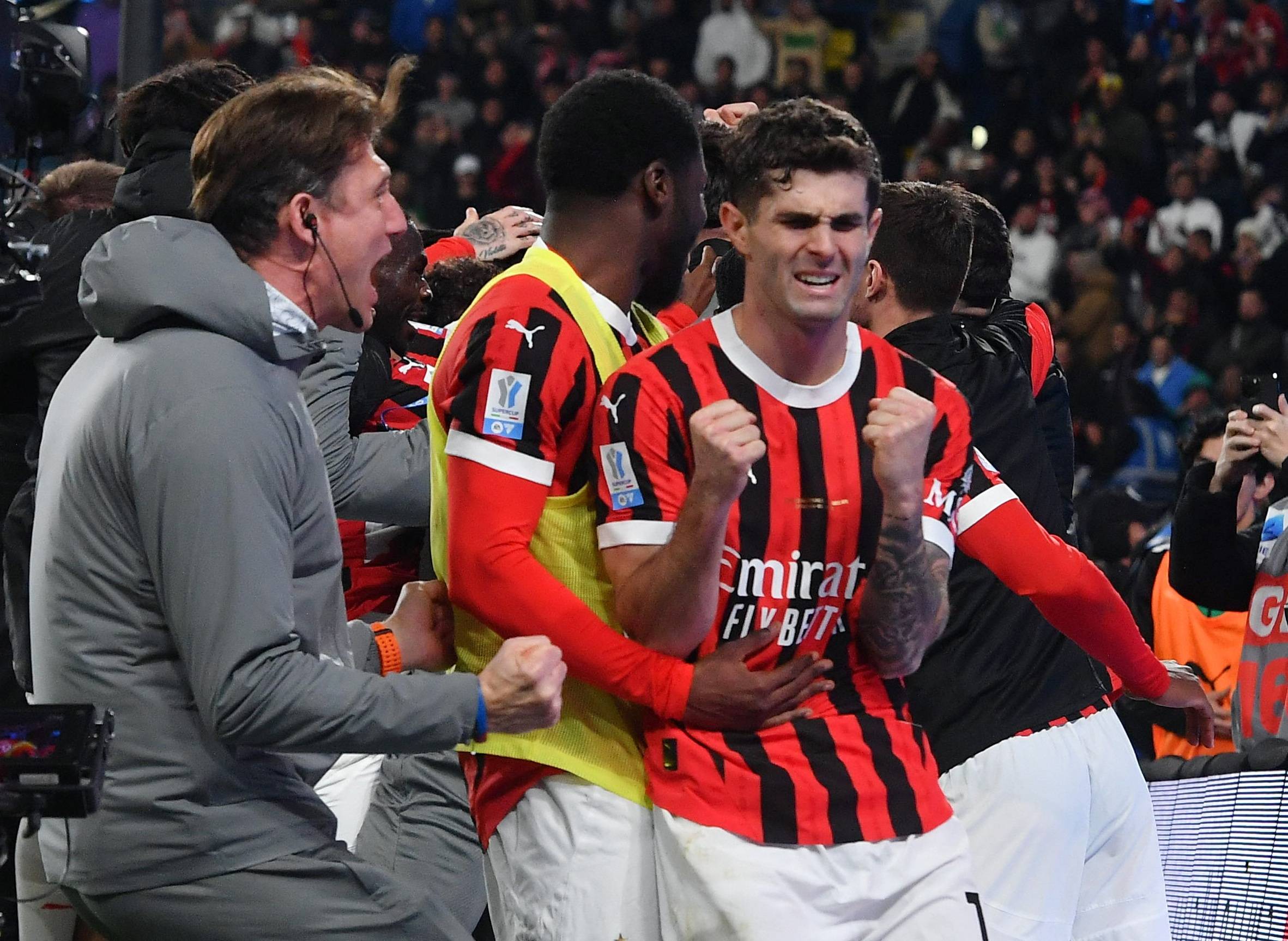 包含AC米兰中场控制力出众，阻击对手的词条