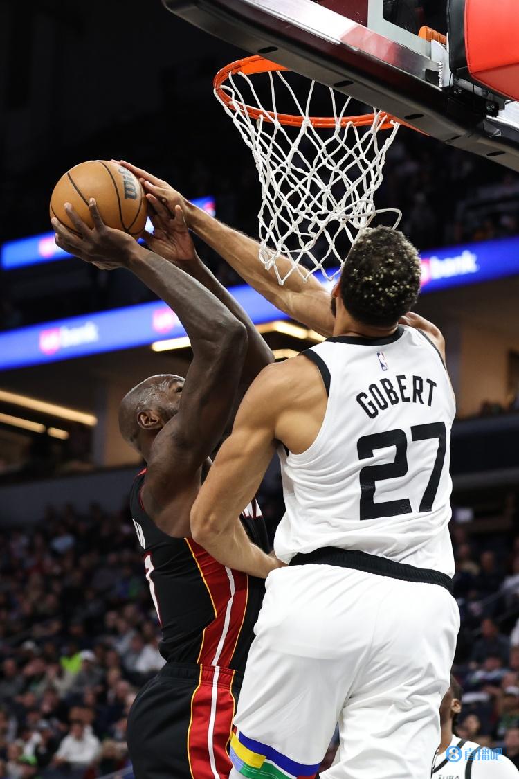 老鹰战太阳,林恩贝兹维特末节四罚全中拿下关键分 老鹰战太阳,林恩贝兹维特末节四罚全中拿下关键分