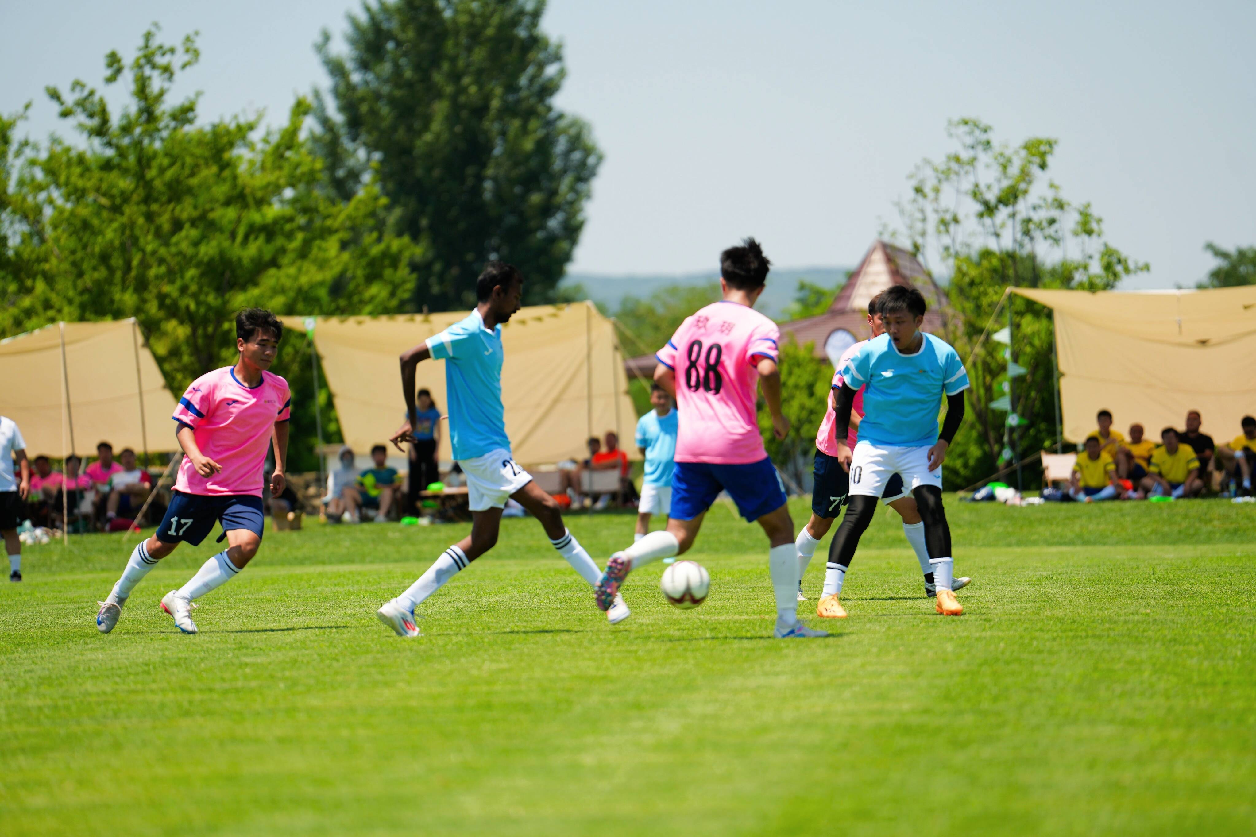 九游体育官方入口-足球热情再次点燃,欧洲联赛强强对抗激烈