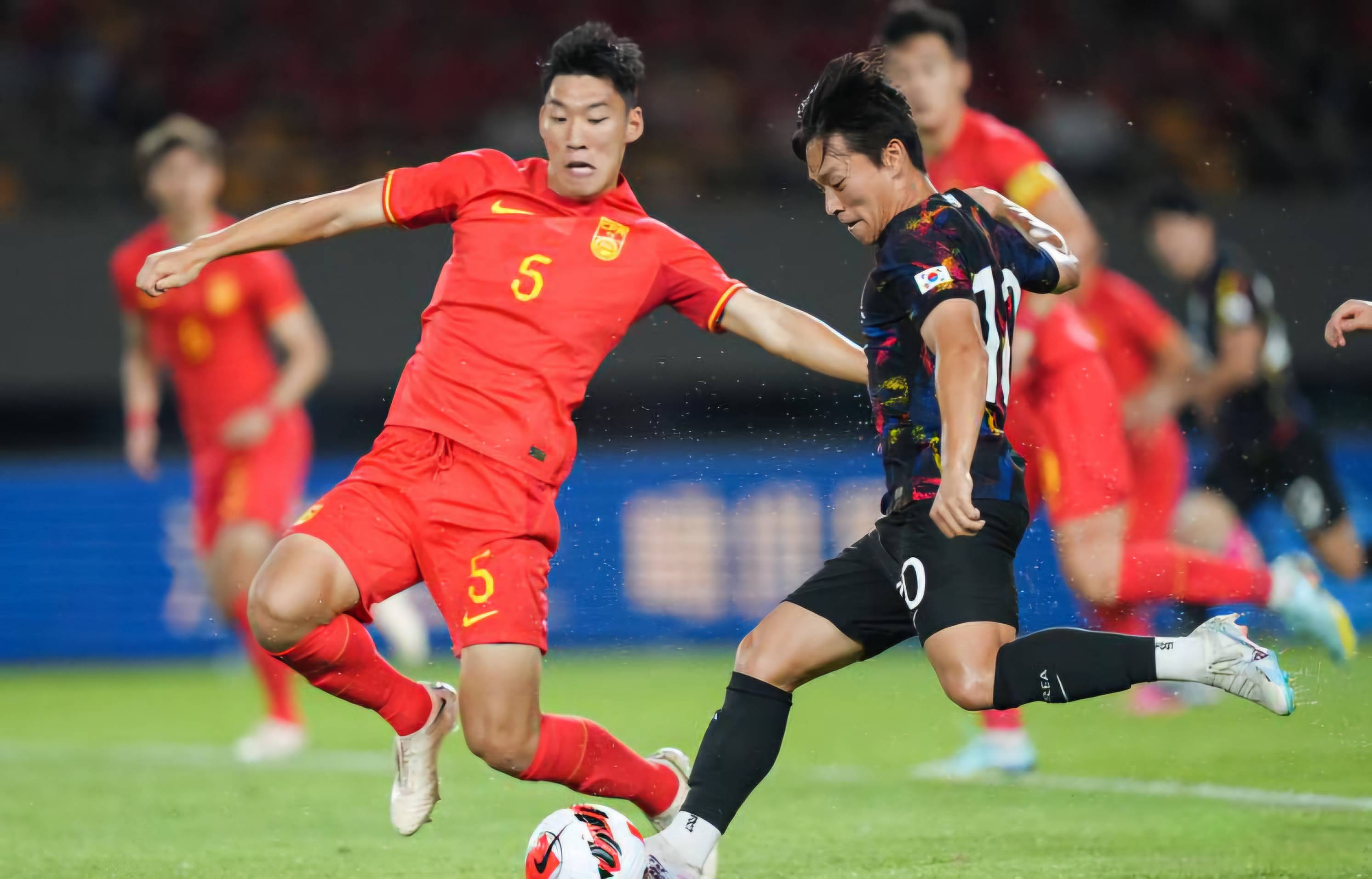 关于国内足球锦标赛擦出火花，球队角逐争夺荣耀的信息