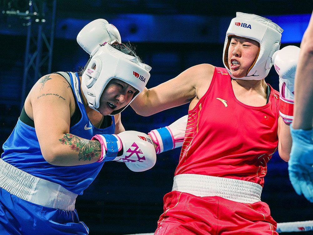 拳击决赛两选手打得难分难解,扣人心弦 拳击决赛两选手打得难分难解,扣人心弦