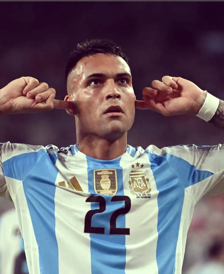 九游体育平台-秘鲁球员表现出色,赢得球迷喝彩