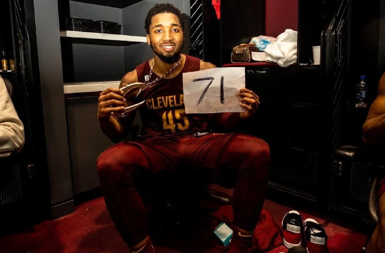 米切尔带领爵士击败独行侠,表现出色 米切尔带领爵士击败独行侠,表现出色