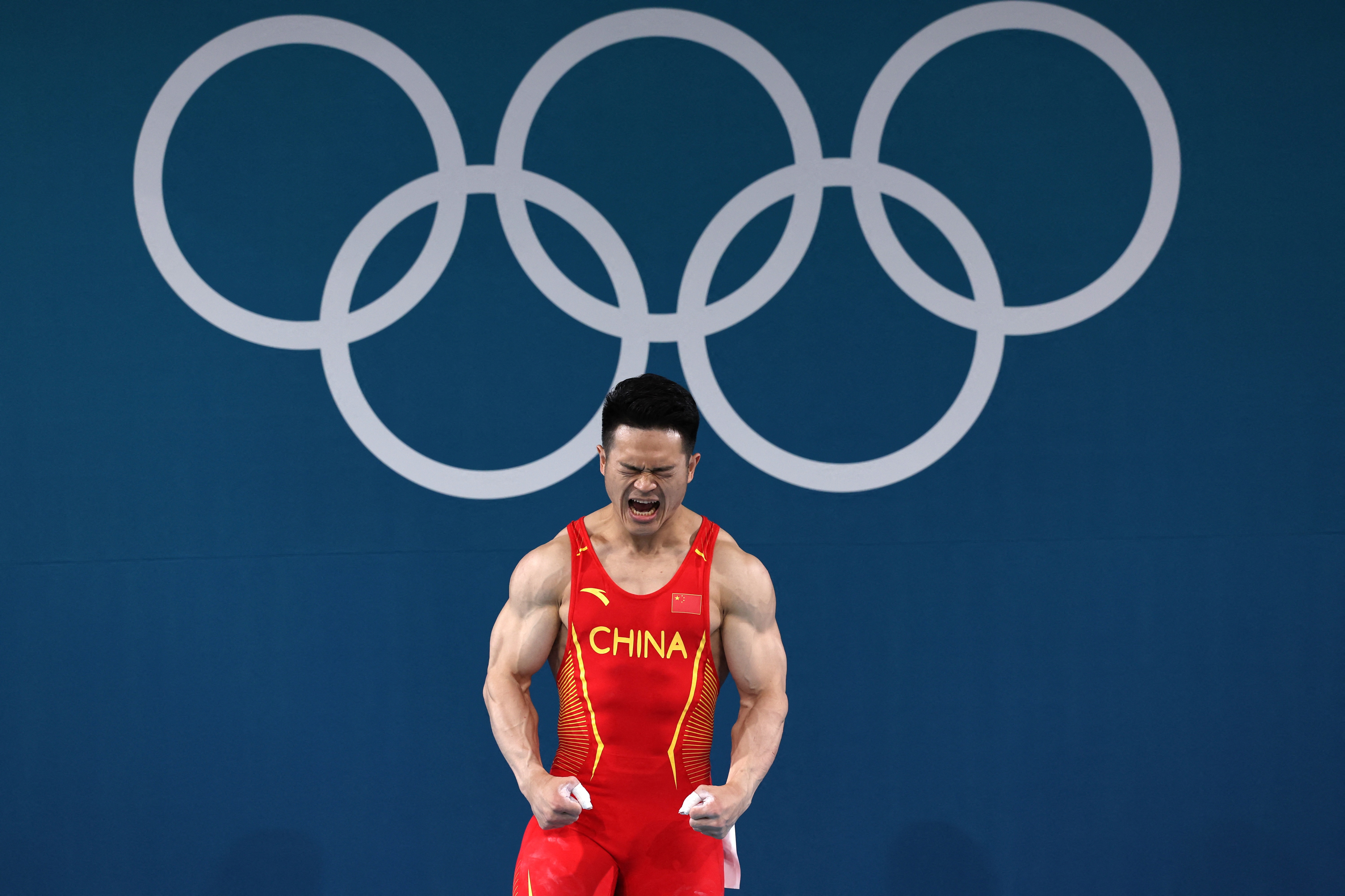 举重比赛选手力争上游,力争夺冠 举重比赛选手力争上游,力争夺冠