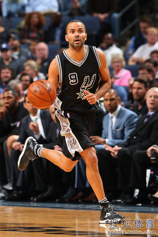 兰多夫加盟马刺，传奇中锋应战复出