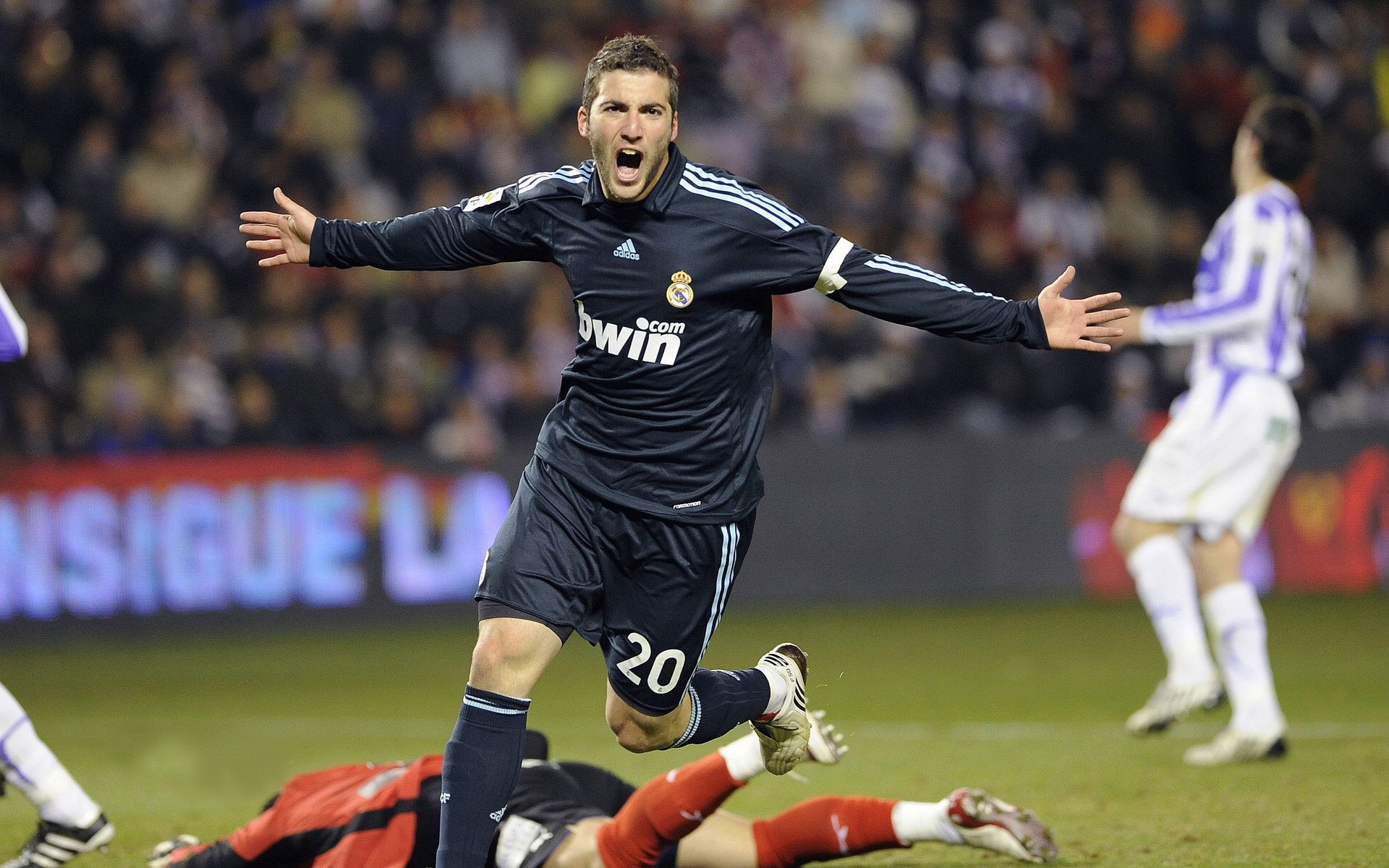 九游娱乐官方网站-球场德布劳内vs商场加拿大，两种爆发背后的对抗美学