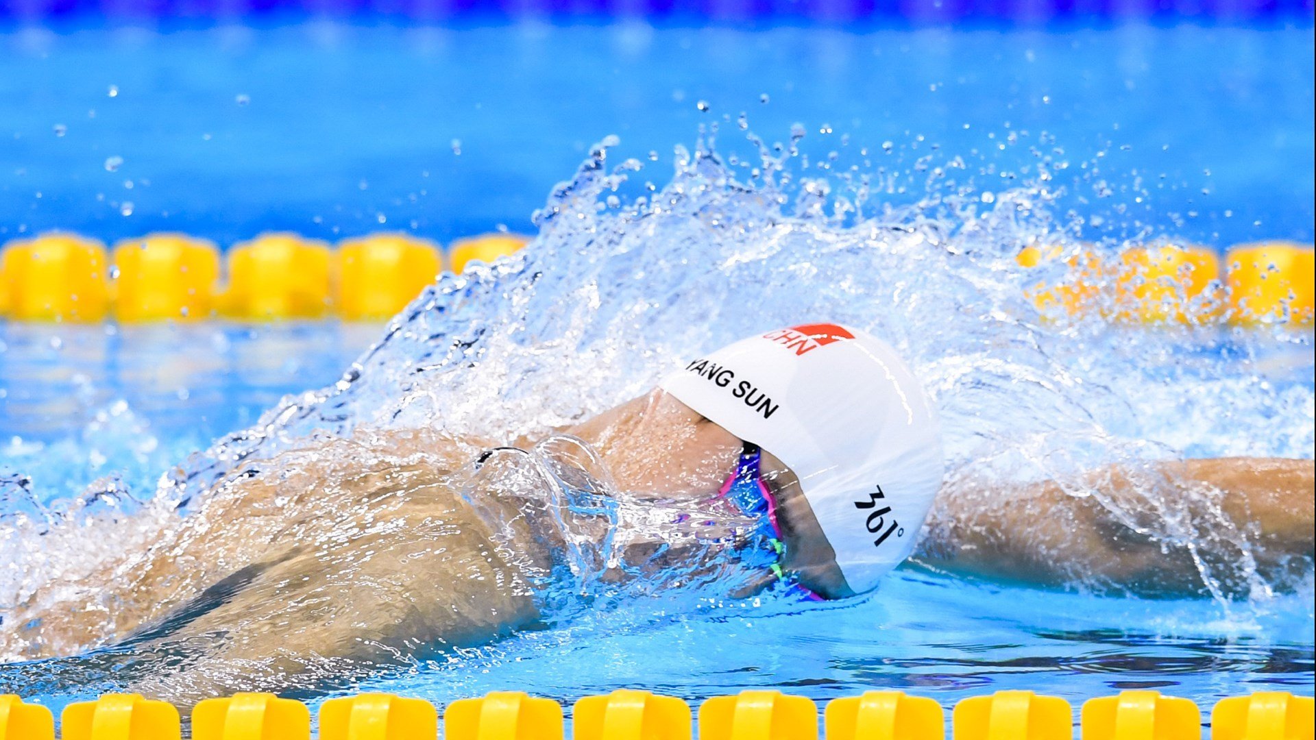 赛道风云，阿斯顿马丁的银石奇迹，诺里斯烈焰引爆三圈史诗级缠斗