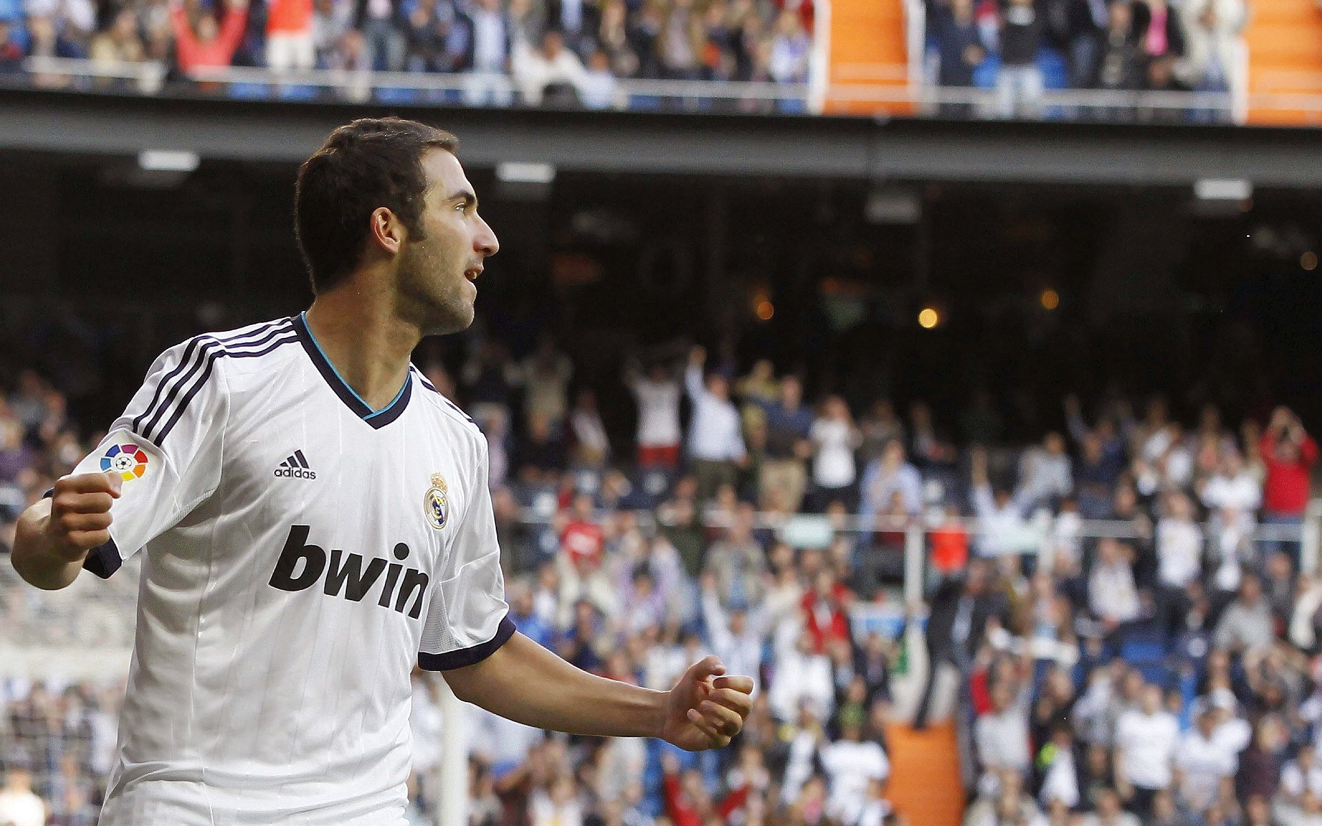 逆袭之夜，红牛车队绝地反击索伯，汉密尔顿领军夺冠铸就传奇